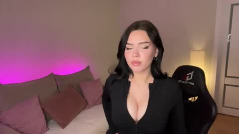 Mia online show from December 14, 8:58 pm