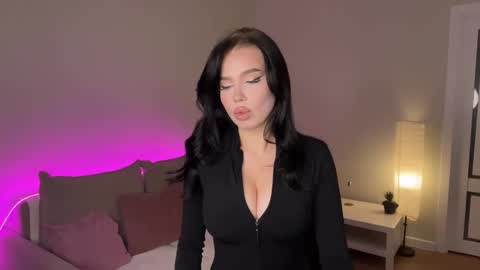 Mia online show from December 3, 8:11 pm