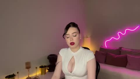 Mia online show from June 3, 6:46 pm