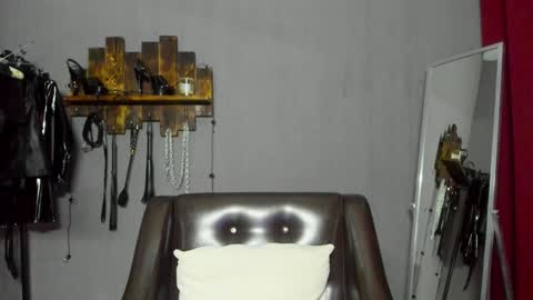 Snapshot of mistress_pamela_ chatting on December 3, 3:29 am Mistress Pamela online show from December 3, 3:29 am
