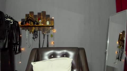Snapshot of mistress_pamela_ chatting on December 8, 3:21 am Mistress Pamela online show from December 8, 3:21 am