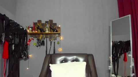 Snapshot of mistress_pamela_ chatting on December 25, 3:29 am Mistress Pamela online show from December 25, 3:29 am