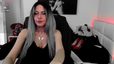 Snapshot of mistressevelyn_ chatting on December 17, 5:18 am MistressEvelyn online show from December 17, 5:18 am