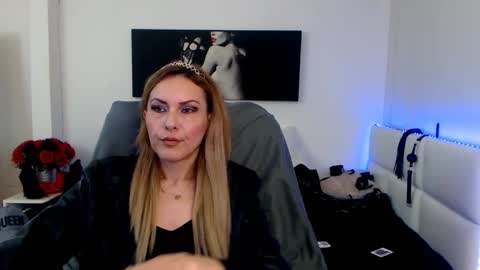 Snapshot of mistressevelyn_ chatting on February 2, 6:15 am MistressEvelyn online show from February 2, 6:15 am