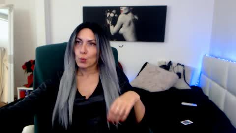 Snapshot of mistressevelyn_ chatting on December 4, 5:44 pm MistressEvelyn online show from December 4, 5:44 pm