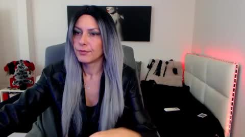 Snapshot of mistressevelyn_ chatting on December 23, 6:11 am MistressEvelyn online show from December 23, 6:11 am