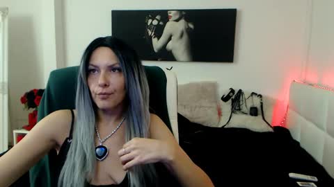 Snapshot of mistressevelyn_ chatting on December 4, 6:33 am MistressEvelyn online show from December 4, 6:33 am