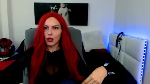 Snapshot of mistressevelyn_ chatting on February 4, 6:04 am MistressEvelyn online show from February 4, 6:04 am