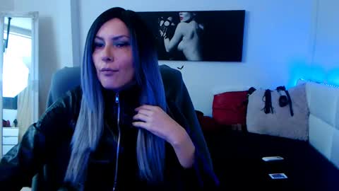 Snapshot of mistressevelyn_ chatting on January 15, 6:01 am MistressEvelyn online show from January 15, 6:01 am