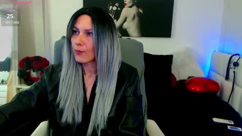 Snapshot of mistressevelyn_ chatting on February 26, 7:02 am MistressEvelyn online show from February 26, 7:02 am