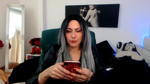Snapshot of mistressevelyn_ chatting on December 5, 3:59 am MistressEvelyn online show from December 5, 3:59 am