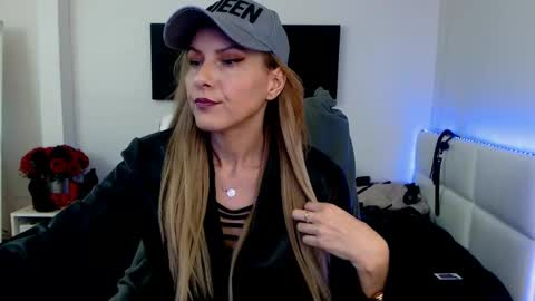 Snapshot of mistressevelyn_ chatting on February 3, 6:13 am MistressEvelyn online show from February 3, 6:13 am