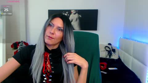Snapshot of mistressevelyn_ chatting on December 19, 6:01 am MistressEvelyn online show from December 19, 6:01 am