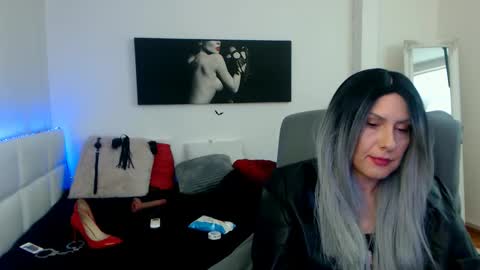 Snapshot of mistressevelyn_ chatting on January 12, 9:19 am MistressEvelyn online show from January 12, 9:19 am