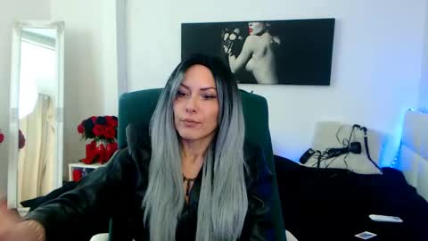 Snapshot of mistressevelyn_ chatting on December 3, 10:37 am MistressEvelyn online show from December 3, 10:37 am