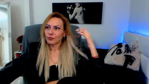Snapshot of mistressevelyn_ chatting on January 10, 4:22 am MistressEvelyn online show from January 10, 4:22 am