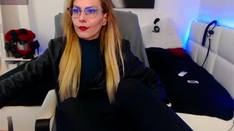 Snapshot of mistressevelyn_ chatting on February 13, 6:09 am MistressEvelyn online show from February 13, 6:09 am