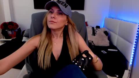 Snapshot of mistressevelyn_ chatting on January 27, 6:41 am MistressEvelyn online show from January 27, 6:41 am