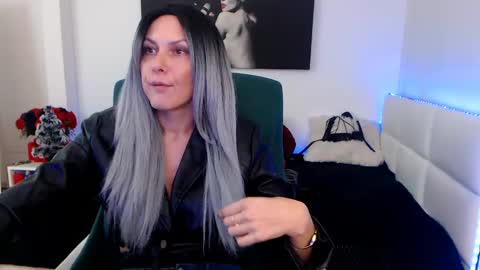Snapshot of mistressevelyn_ chatting on December 9, 10:54 am MistressEvelyn online show from December 9, 10:54 am