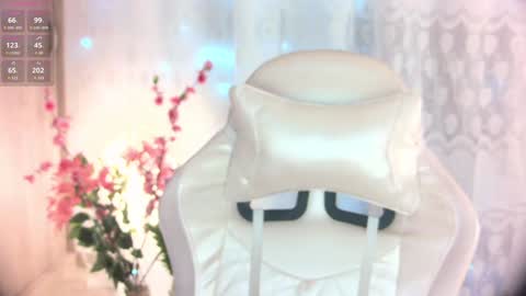 Snapshot of misty_miu chatting on December 4, 10:24 am Misty online show from December 4, 10:24 am