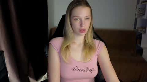 Snapshot of mmm_banana chatting on February 1, 8:37 pm Lili online show from February 1, 8:37 pm