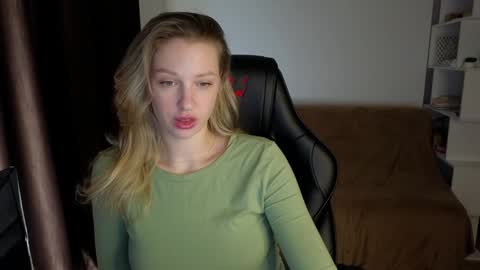Snapshot of mmm_banana chatting on January 27, 8:18 am Lili online show from January 27, 8:18 am