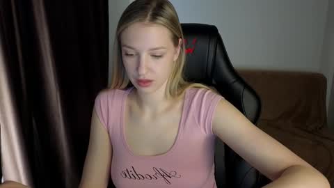 Snapshot of mmm_banana chatting on December 15, 9:35 am Lili online show from December 15, 9:35 am