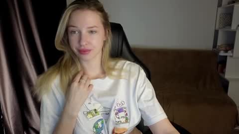 Snapshot of mmm_banana chatting on January 13, 5:33 am Lili online show from January 13, 5:33 am