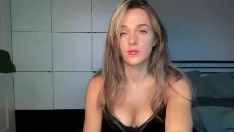 Snapshot of mmminnie chatting on September 16, 4:37 pm mmminnie online show from September 16, 4:37 pm