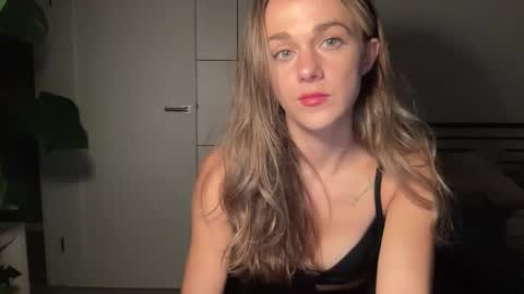 Snapshot of mmminnie chatting on October 1, 5:18 pm mmminnie online show from October 1, 5:18 pm