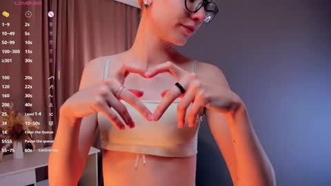 Snapshot of moirebroady chatting on October 12, 1:19 am Laura online show from October 12, 1:19 am