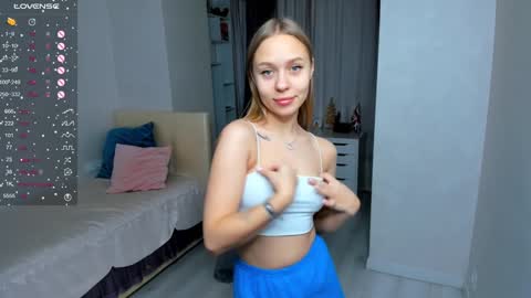 Snapshot of moirebroady chatting on December 17, 1:18 am Laura online show from December 17, 1:18 am