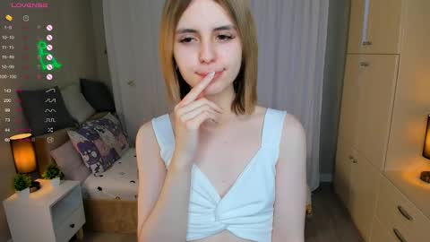 Snapshot of moirebroady chatting on March 10, 1:01 am Laura online show from March 10, 1:01 am
