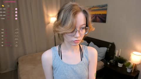 Snapshot of moirebroady chatting on December 13, 11:23 am Laura online show from December 13, 11:23 am