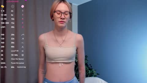 Snapshot of moirebroady chatting on October 20, 1:08 am Laura online show from October 20, 1:08 am