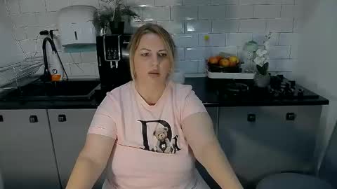 Snapshot of mojjo_erika chatting on October 8, 9:13 am erika online show from October 8, 9:13 am