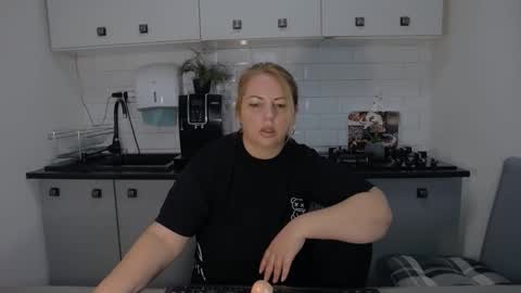 Snapshot of mojjo_erika chatting on September 19, 8:13 am erika online show from September 19, 8:13 am