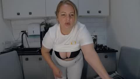 Snapshot of mojjo_erika chatting on September 20, 8:23 am erika online show from September 20, 8:23 am