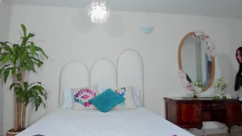 Snapshot of molly_h0t chatting on March 10, 12:17 pm online show from March 10, 12:17 pm