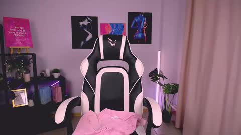 molly_kisss online show from November 15, 9:43 am