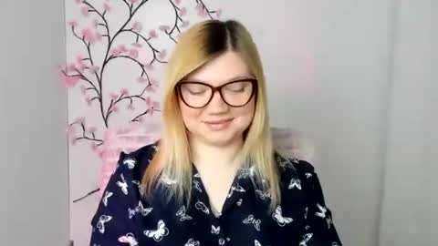 Molly online show from April 8, 11:45 am