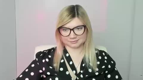 Molly online show from October 27, 1:06 pm