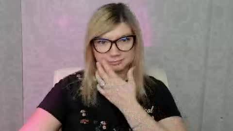 Molly online show from October 6, 12:00 pm