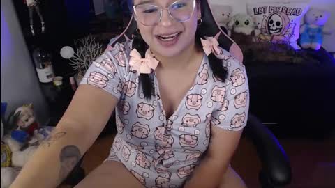 Snapshot of molly_shake chatting on January 15, 2:27 am Molly online show from January 15, 2:27 am