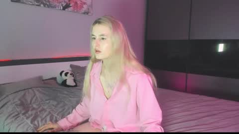 Molly online show from December 8, 8:20 am