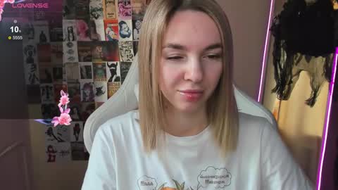 Snapshot of mollydevonn chatting on October 31, 2:24 am Molly online show from October 31, 2:24 am