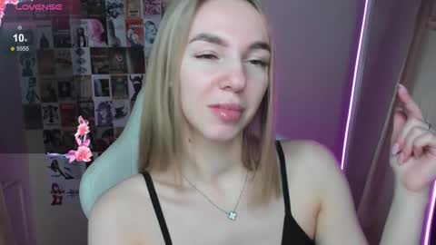 Snapshot of mollydevonn chatting on October 28, 1:22 am Molly online show from October 28, 1:22 am