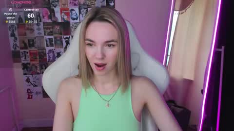 Snapshot of mollydevonn chatting on October 7, 1:43 am Molly online show from October 7, 1:43 am