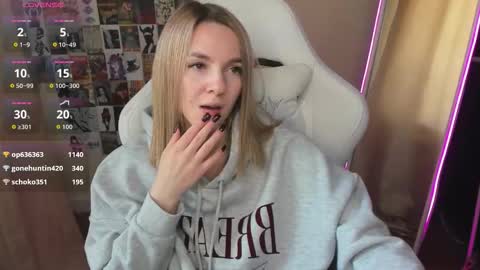 Snapshot of mollydevonn chatting on October 19, 8:16 am Molly online show from October 19, 8:16 am