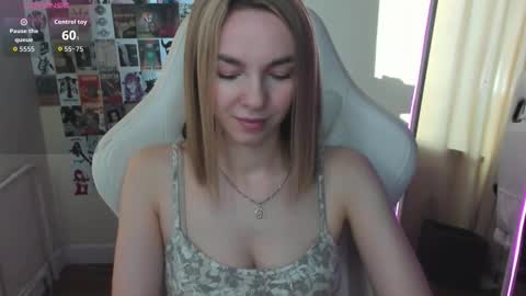 Snapshot of mollydevonn chatting on September 27, 1:35 am Molly online show from September 27, 1:35 am